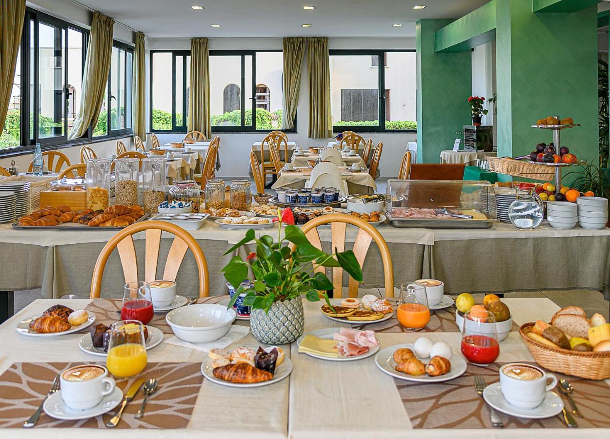 Hotel Paris Лидо-ди-Камайоре Экстерьер фото